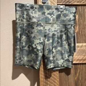 Athleta salutation stash pocket printed 7 inch short